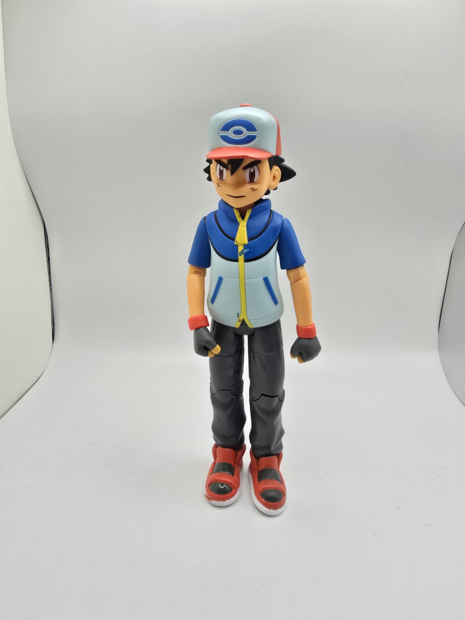 Pokémon TOMY Ash Ketchum 4.5" Action Figure (Unova / Black & White Outfit) - Loose