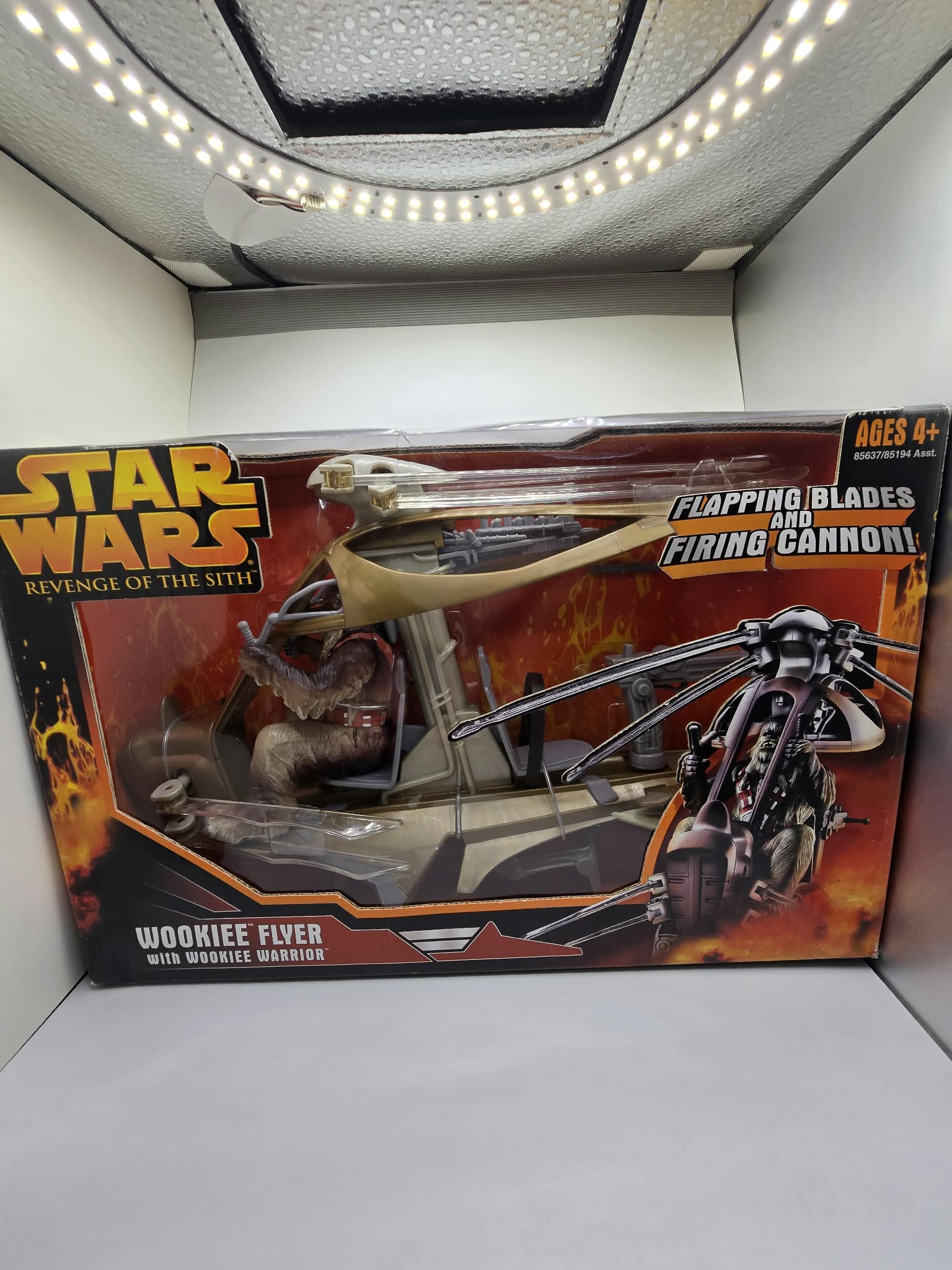 Vintage 2005 Hasbro Star Wars Revenge of the Sith: Wookiee Flyer with Wookiee Warrior Figure (NIB)
