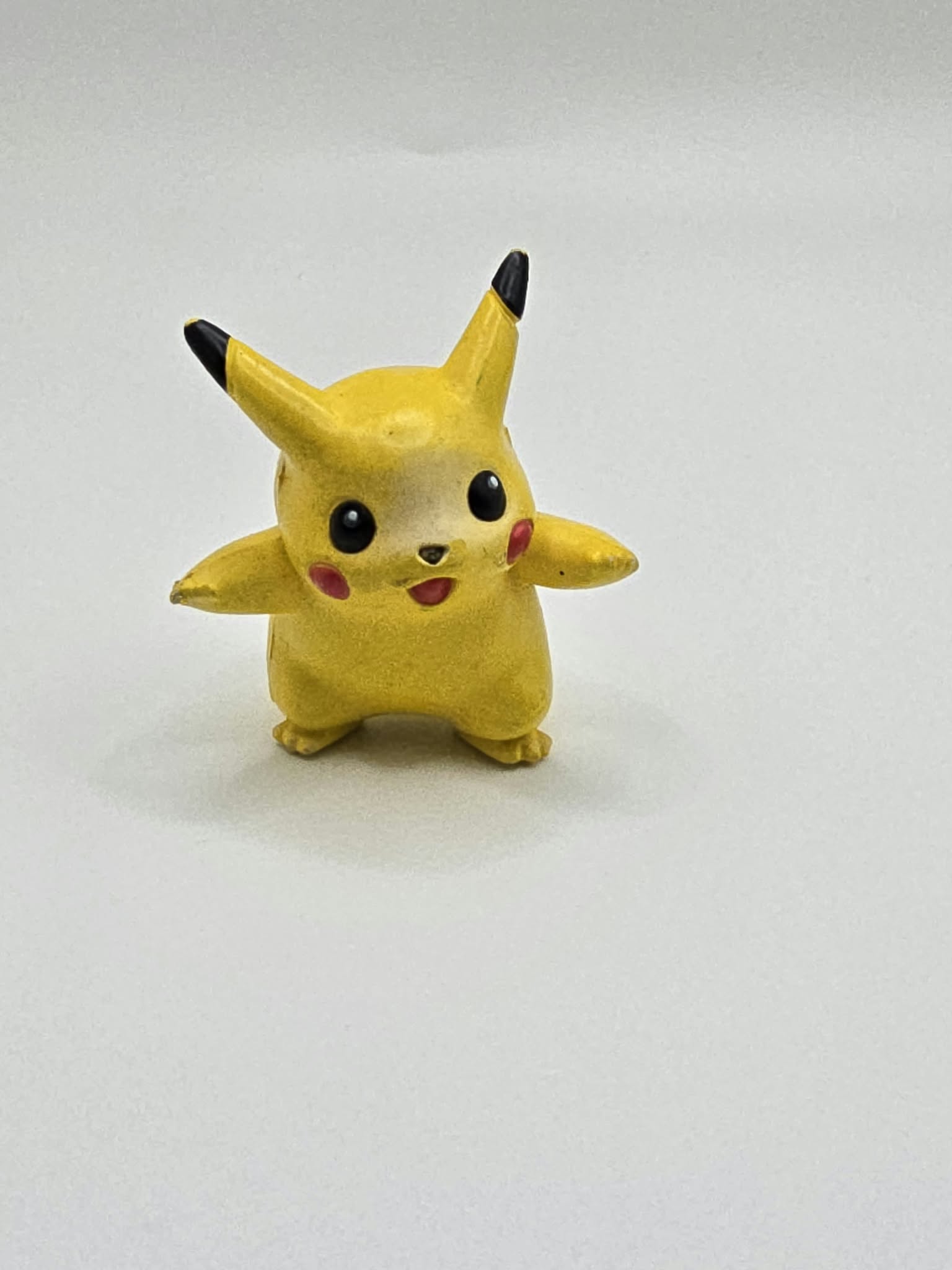 Vintage 1998 TOMY / Auldey Pokémon Pikachu 2-Inch Mini Figure (As-Is / Missing Tail)