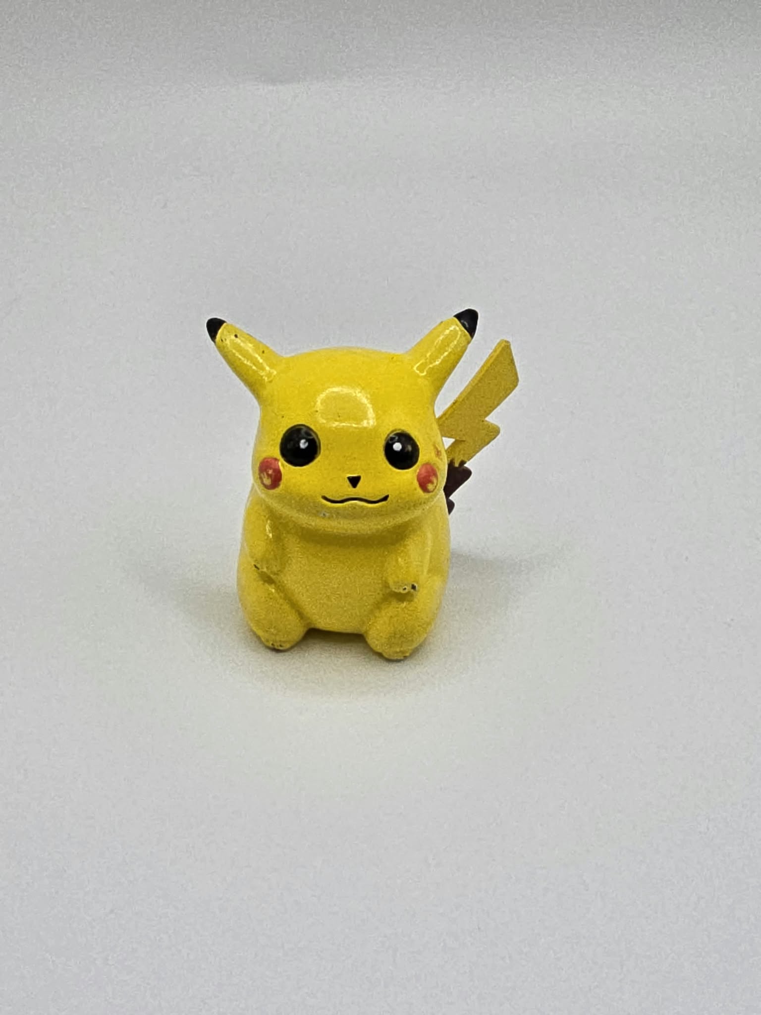 Vintage 1999 Nintendo Pokémon Pikachu 1.5-Inch Mini Figure / Pencil Topper